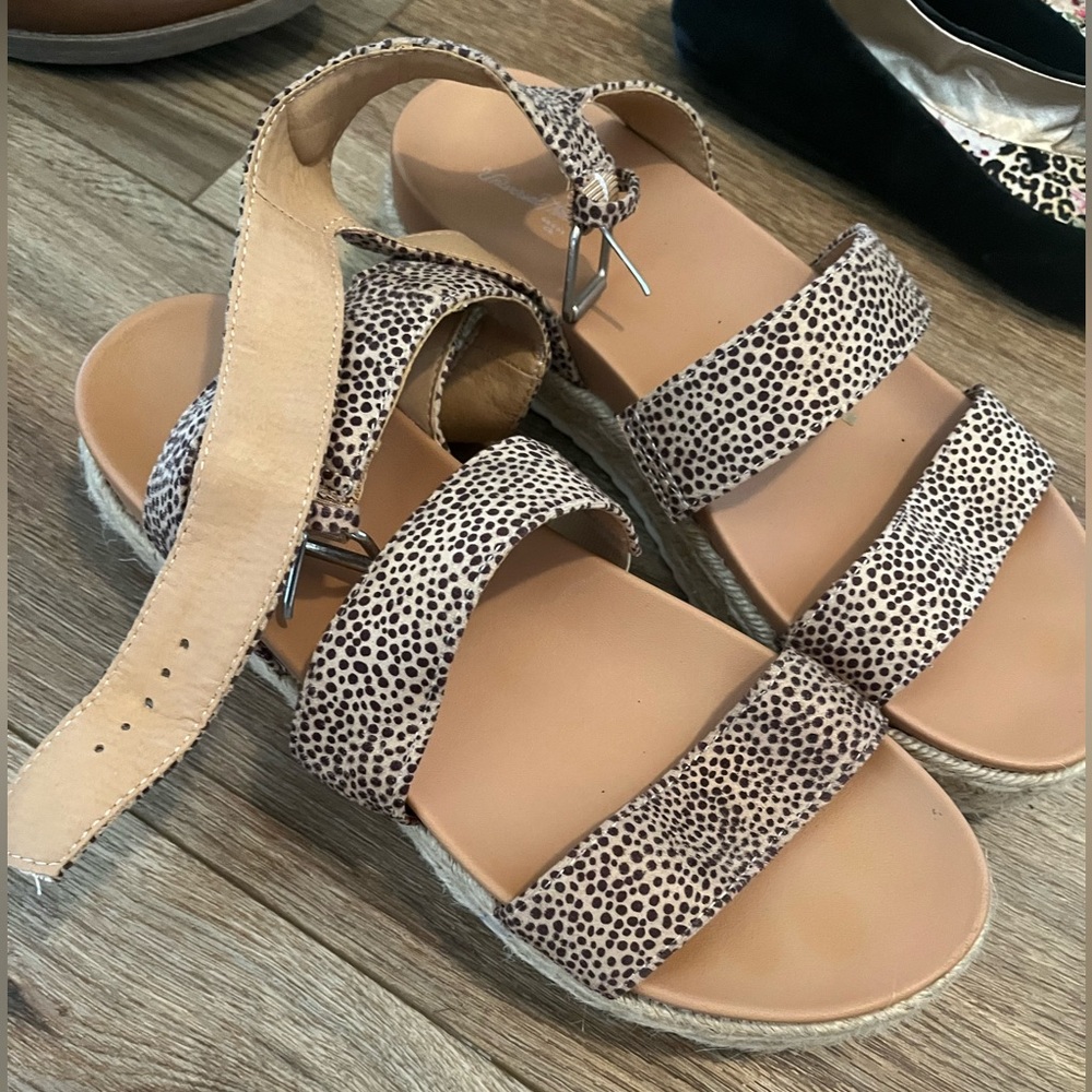 Platform Sandals - Picture 2 of 2